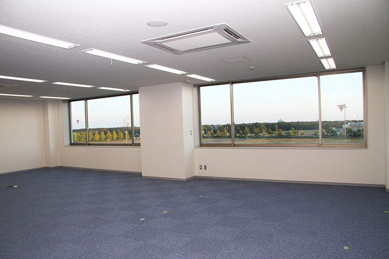写真は100m²のオフィスとなります。入口も２か所になりレイアウト次第で様々なオフィス空間が完成します。
